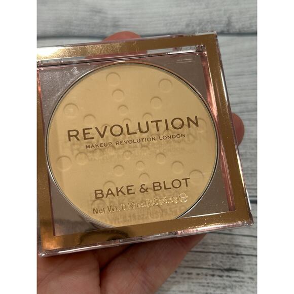 New Makeup Revolution Baking Pressed Powder Bake and Blot Banana 0.19 oz / 5g - Picture 4 of 4
